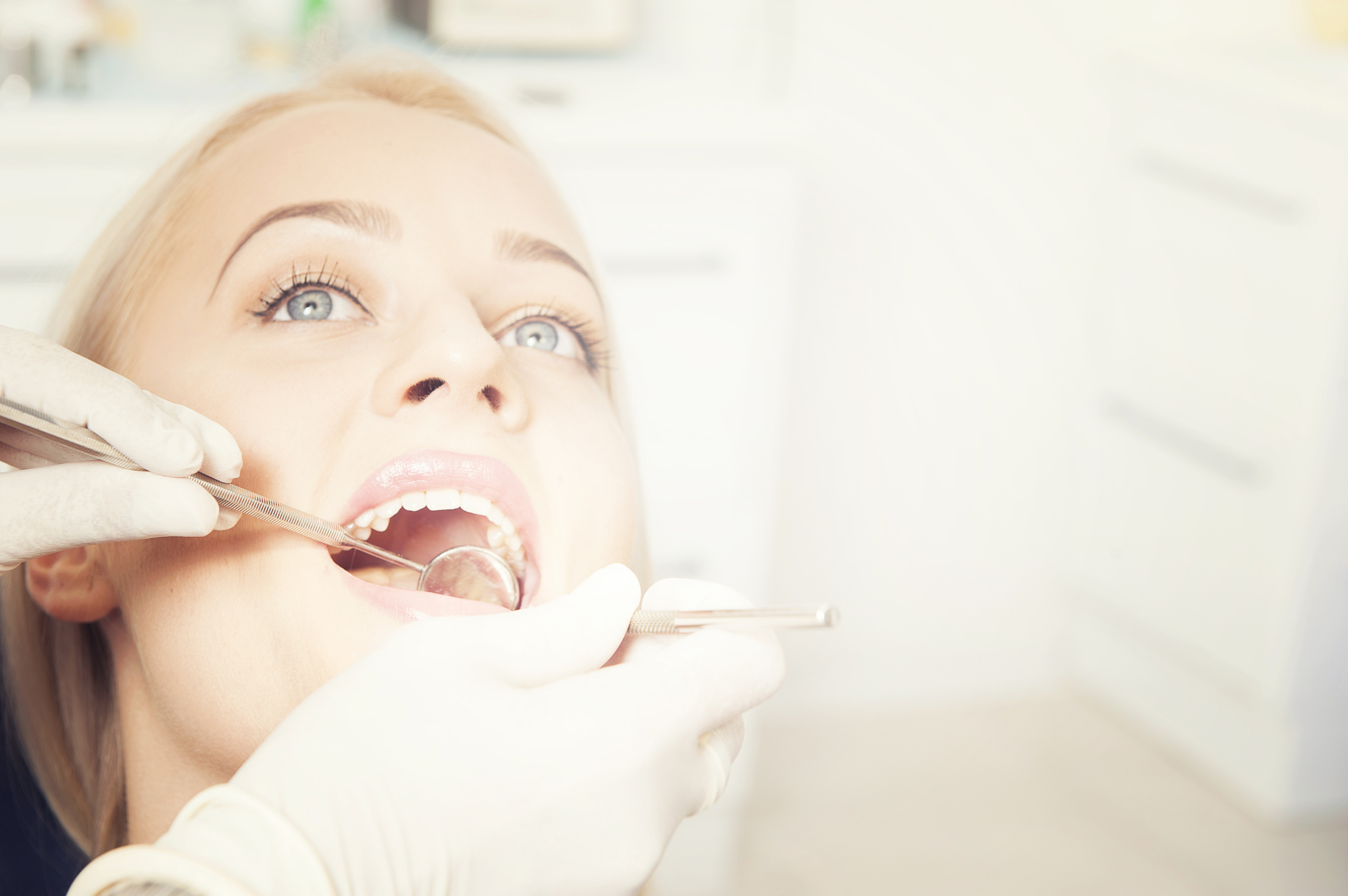 Sigue leyendo para ver qué es una limpieza oral profesional y los beneficios que tiene.